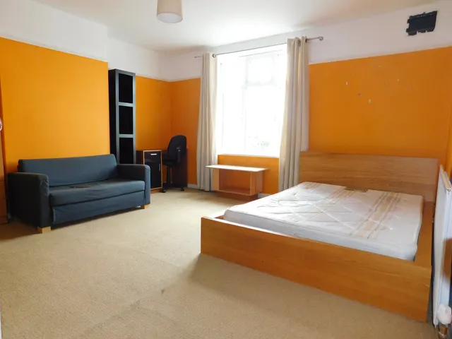 Greenford Avenue, London, W7 1JH, photo 1