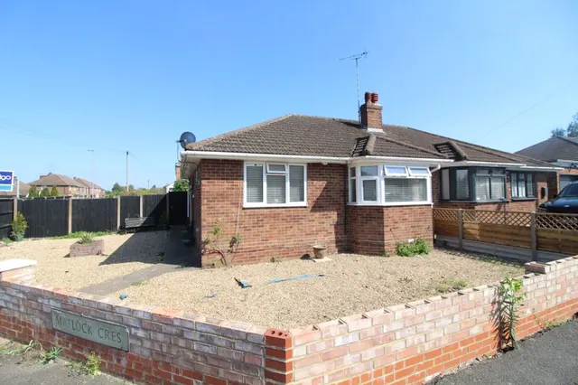 Matlock Crescent, Luton LU4 0BP, photo 1