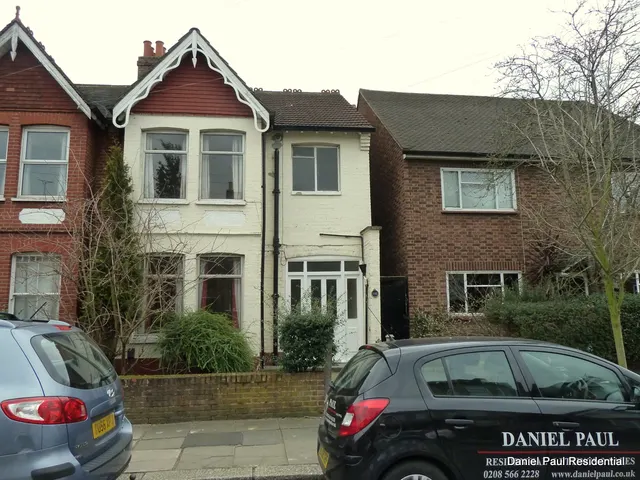 Carlyle Road, photo 1