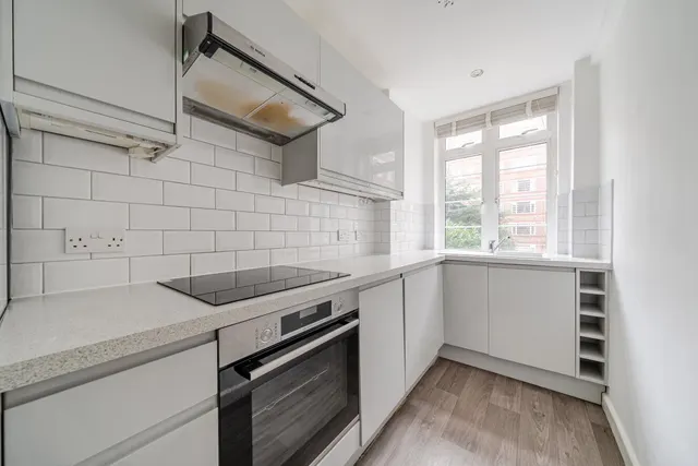 Balham High Road, Balham, SW17, photo 2