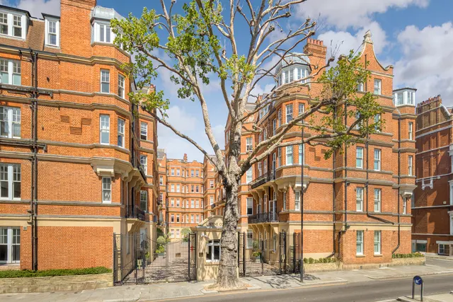 Photo 2 — Cheyne Court, Chelsea, London