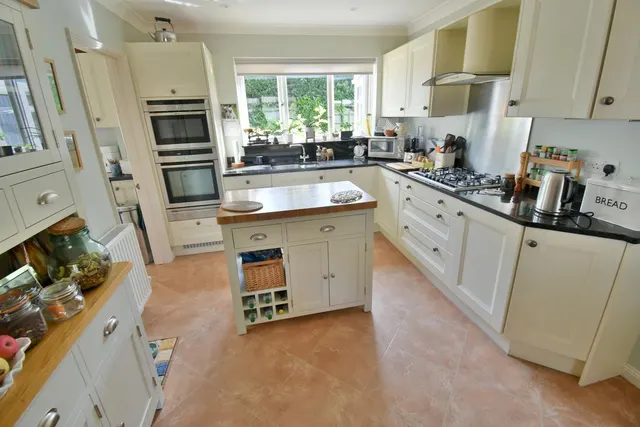 Pinewood Road, BH22, photo 2