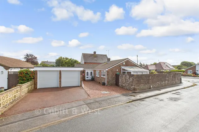 Lavinia Way, East Preston, BN16, photo 1