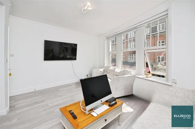 Hendon Lane, Finchley, N3, photo 2