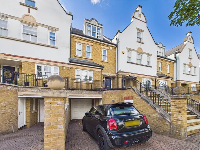 Admiralty Way, Teddington, TW11, photo 1