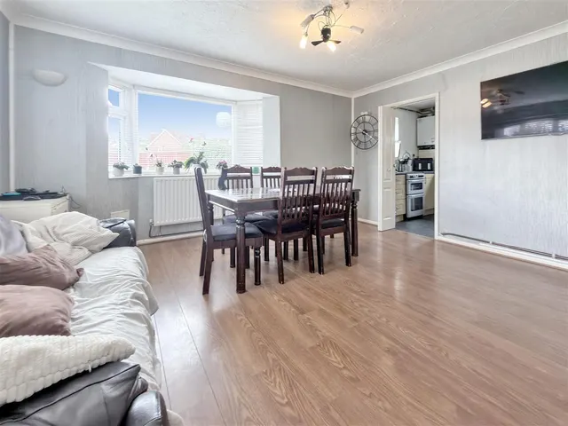 Sparrow Farm Drive, Feltham, photo 2