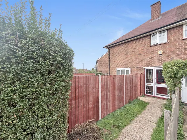 Sparrow Farm Drive, Feltham, photo 1