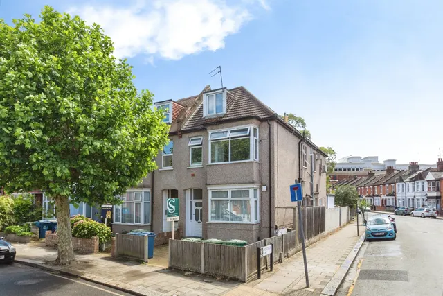 Welldon Crescent, Harrow, photo 1