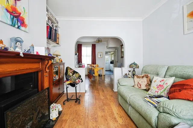 Photo 2 — Fernbank Crescent, Folkestone, Kent, CT19