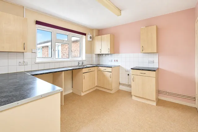 Geales Crescent, Alton, GU34, photo 2