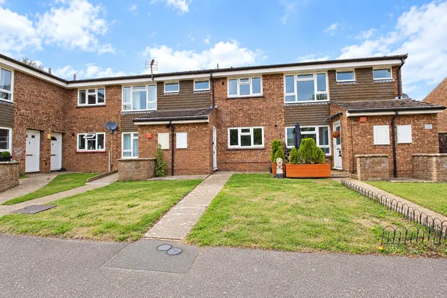 2 bedroom flat, Geales Crescent, Alton, GU34