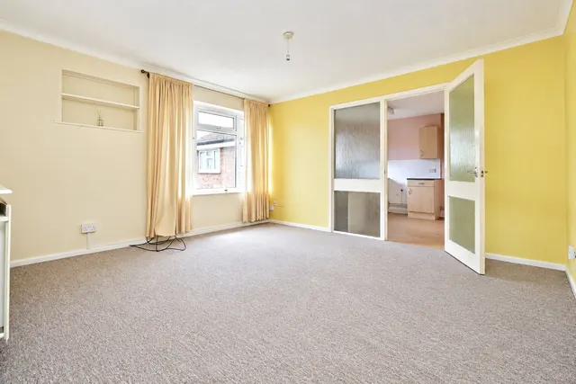 Geales Crescent, Alton, GU34, photo 3