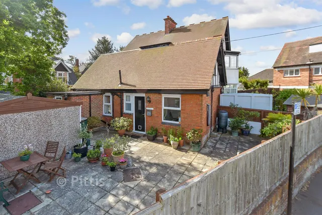 Broadway, Totland Bay, PO39, photo 1