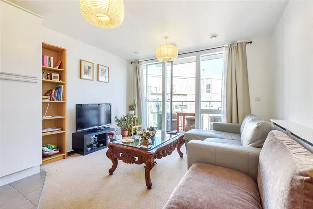 Ealing Road, Brentford, TW8, photo 2