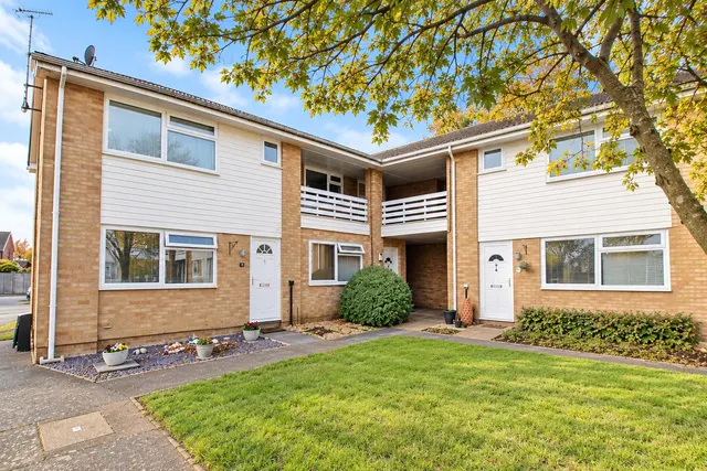Highclere Court, Knaphill, GU21, photo 1