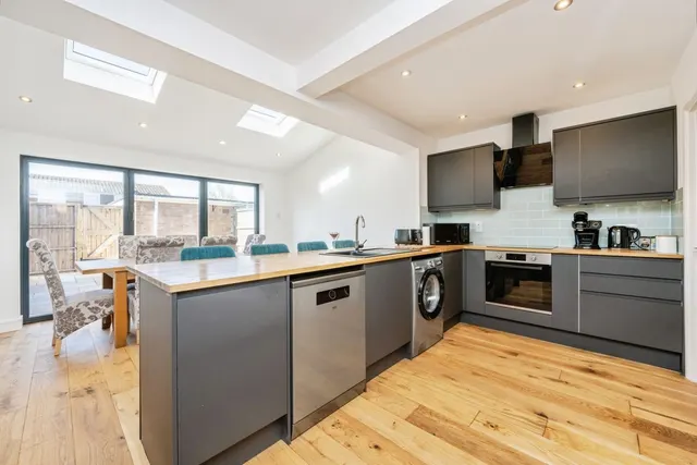 Photo 3 — Salcombe Close, Bedford, Bedfordshire, MK40