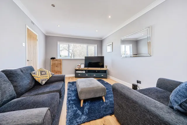 Photo 2 — Salcombe Close, Bedford, Bedfordshire, MK40