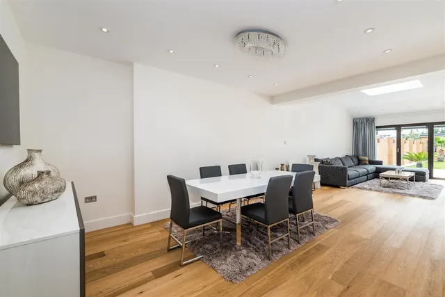 Bowes Road, Acton, W3, photo 2