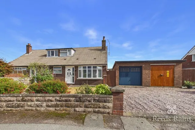3 bedroom house — Hawthorne Drive, Sandbach, Cheshire, CW11