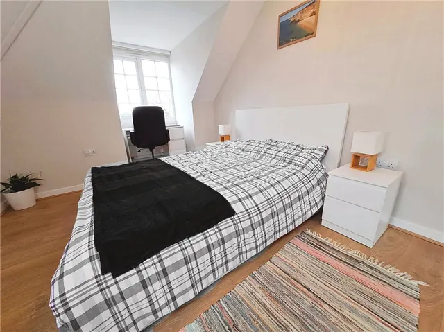 Queen Eleanors Road, Guildford, GU2, photo 2