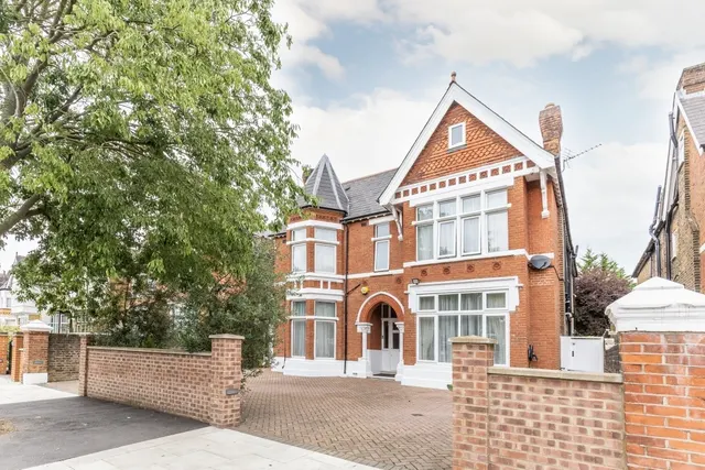 8 bedroom house — Hamilton Road London W5, EPC C