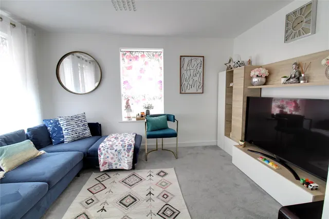 Photo 3 — James Road, Basingstoke, Hampshire, RG21 6AZ