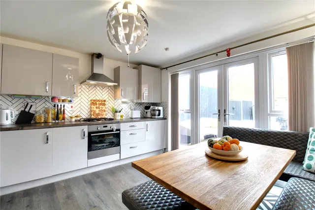 Photo 2 — James Road, Basingstoke, Hampshire, RG21 6AZ