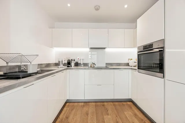 Photo 3 — 8 Madeira Street, London, E14 6TR
