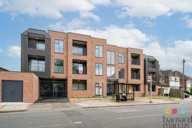 Friern Barnet Lane, London, photo 1
