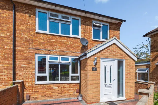 Doddsfield Road, Slough, photo 1