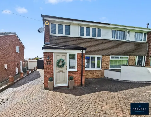 Southcroft Avenue, Birkenshaw BD11 2DD, photo 1