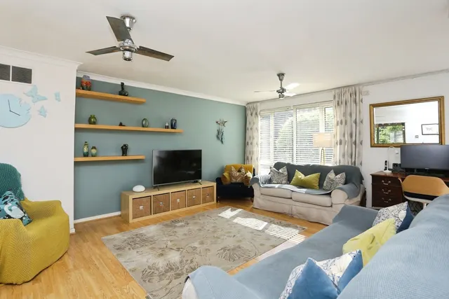 Photo 2 — Leyburn Gardens, Croydon, CR0
