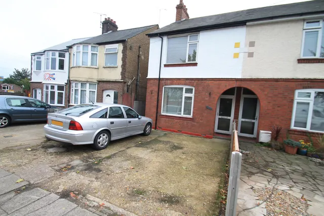 Dunstable Road, LU4, photo 1