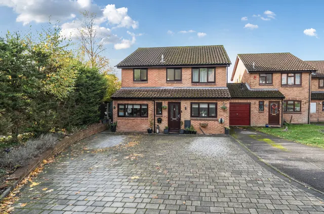 Berkeley Crescent, Frimley, Camberley, Surrey, GU16 8YN, photo 1
