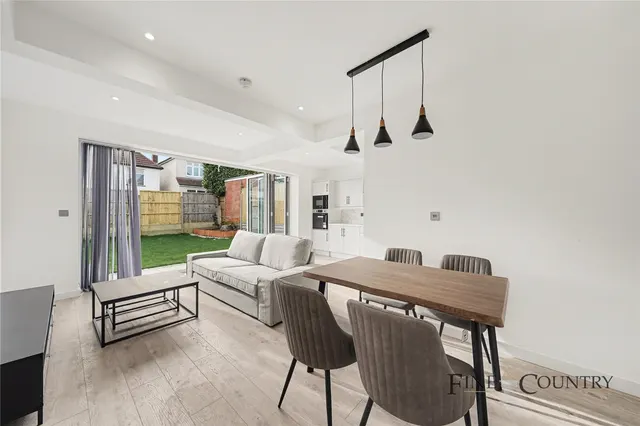 Hill Close, London, photo 2