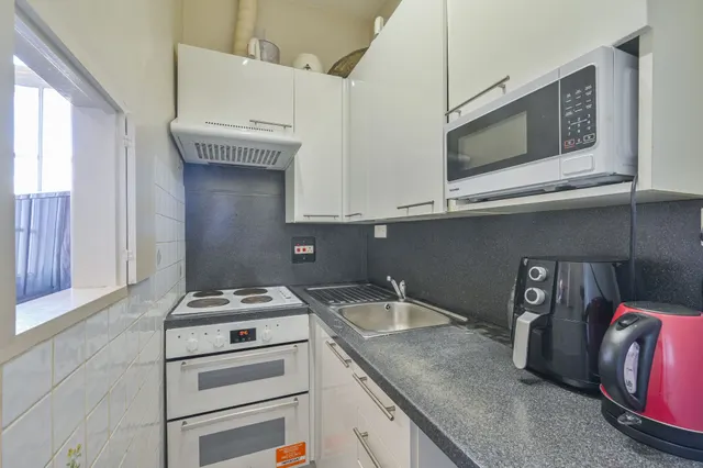 Photo 3 — 29 Warwick Mansions, Cromwell Crescent, London
