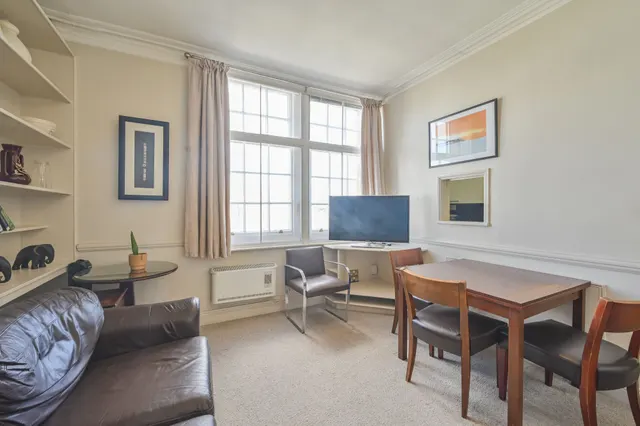 Photo 2 — 29 Warwick Mansions, Cromwell Crescent, London