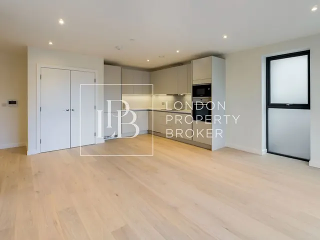 Beatrice Place, London, SW19, photo 1