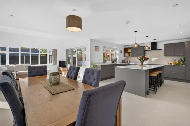 Michaels Walk, Cosheston, SA72, photo 3