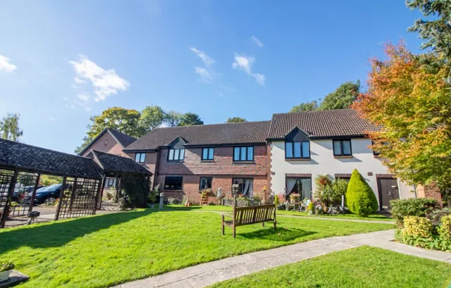 Havant Road, Horndean, Waterlooville, PO8 0XA, photo 1