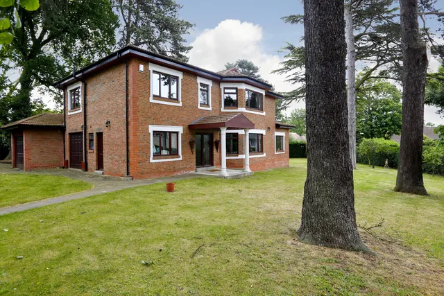 Ballard Close, KT2, photo 1