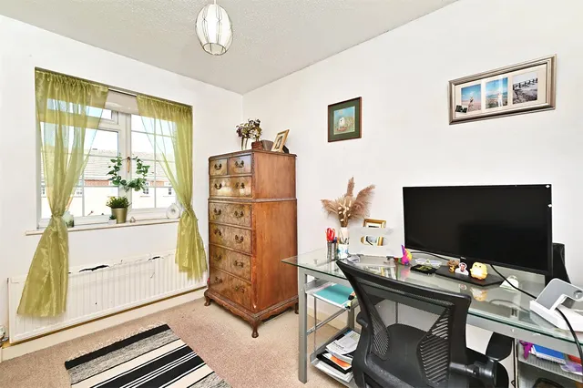 Photo 3 — Brewers Close, Farnborough, Hampshire, GU14 8NR