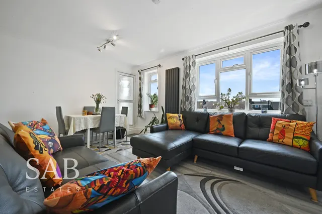 Britten Drive, Southall, UB1, photo 2