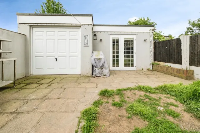 Photo 3 — Stanley Road, Hornchurch, RM12