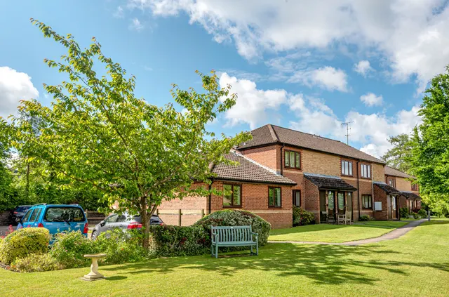 St. Marys Close, Alton, GU34, photo 1