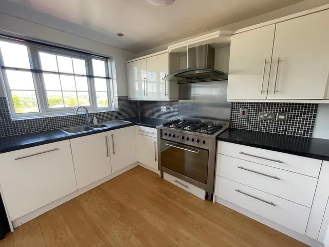 Marlborough Square, Ilkley, LS29, photo 3