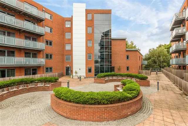4 Chapter Way, Colliers Wood, SW19 2RZ, photo 1
