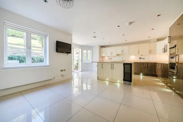 Slades Hill, Enfield, photo 1