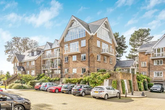 Thames Close, Hampton, TW12 2ET, photo 1