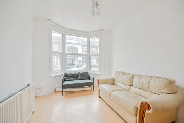 Photo 3 — 54 Falcon Street, London